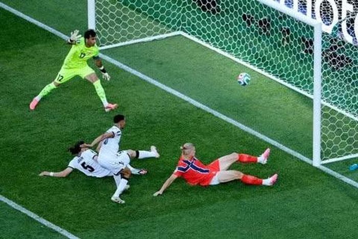 Haaland ghi bàn mở tỷ số cho Na Uy.