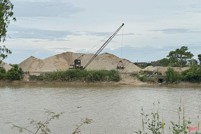 Khu vực bãi tập kết nằm sát cầu Đò Hào - cây cầu đã gần 50 năm tuổi và xuống cấp từ lâu.