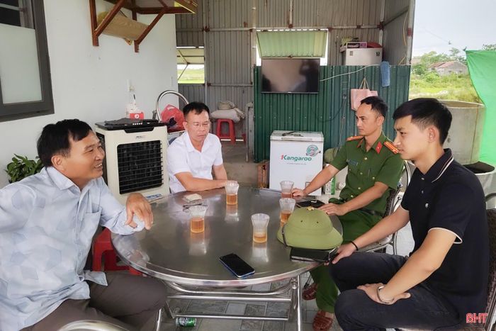 Ông Kiều Văn Kháng (ngoài cùng bên trái) làm việc với lực lượng chức năng.