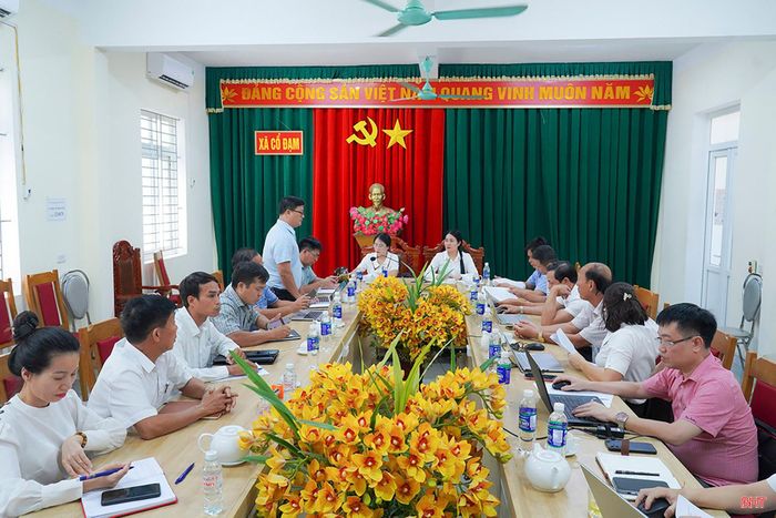 Phó Chủ tịch HĐND tỉnh Nguyễn Thị Việt Hà, Trưởng ban Pháp chế HĐND tỉnh Nguyễn Thị Nhuần và đoàn công tác HĐND tỉnh khảo sát tình hình triển khai thực hiện việc sắp xếp thôn tại xã Cổ Đạm.