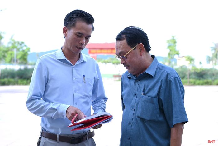 Đội ngũ cán bộ TDP Xuân Tây (phường Trần Phú) giao ban, trao đổi các nội dung liên quan đến sắp xếp TDP mới và những nhiệm vụ đặt ra trong bối cảnh mới.