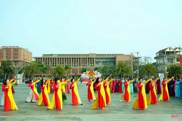 Các hoạt động đồng diễn dân vũ, tuần lễ áo dài, tuyên truyền bầu cử thu hút hàng nghìn hội viên tham gia, khép lại đợt thi đua bằng hình ảnh người phụ nữ Hà Tĩnh năng động, tự tin và trách nhiệm.