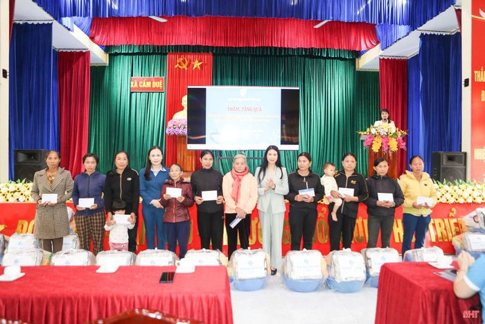 Các cấp hội phụ nữ đã vận động trao 12.949 suất quà, học bổng với tổng giá trị hơn 4,5 tỷ đồng cho phụ nữ, trẻ em khó khăn trên địa bàn Hà Tĩnh.