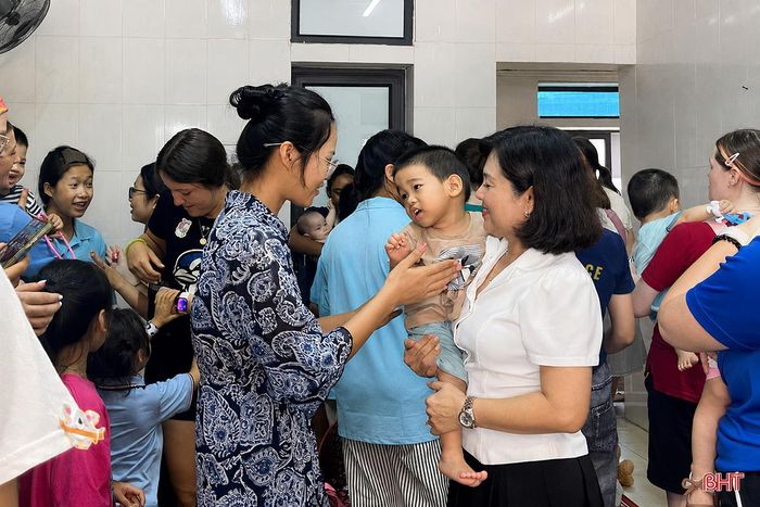 Chị Bùi Thị Huyền (bên trái) gặp lại các mẹ, các em trong niềm vui hân hoan.