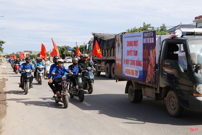 Ngay sau lễ mít tinh, gần 400 cán bộ, chiến sĩ thuộc các lực lượng: hải quan, biên phòng, cảnh sát biển, công an, các tổ chức đoàn thể và người dân phường Vũng Áng đã tham gia diễu hành, tuyên truyền lưu động trên các tuyến đường chính thuộc địa bàn.