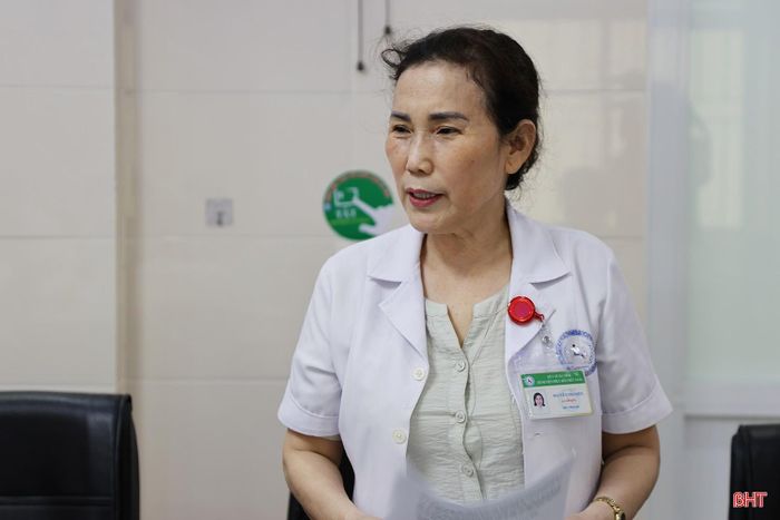 Bà Nguyễn Thị Diện - Giám đốc Bệnh viện Phục hồi chức năng Hà Tĩnh trao đổi với đoàn một số nội dung mà bệnh viện mong muốn được hợp tác, hỗ trợ.