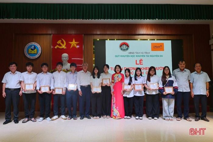 Đại biểu chụp ảnh lưu niệm cùng các em người Hà Tĩnh học tại Trường THPT Chuyên Đại học Vinh đạt học sinh giỏi quốc gia.
