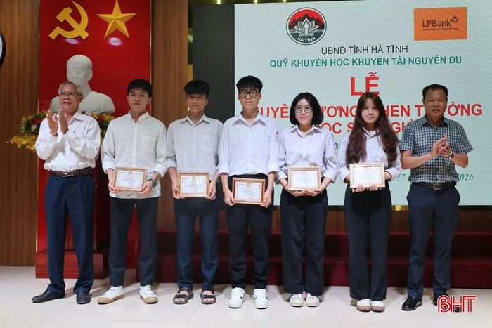 ...trao thưởng cho các học sinh đạt giải nhất tại Kỳ thi học sinh giỏi quốc gia THPT năm học 2025-2026.