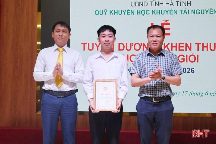  Lãnh đạo Ủy ban MTTQ Việt Nam tỉnh và nhà tài trợ trao thư khen và phần thưởng cho em Thái Văn Gia Kiên, lớp 12 Toán 1, Trường THPT Chuyên Hà Tĩnh... 