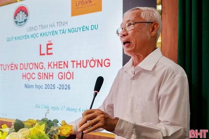 Ông Đoàn Đình Anh, Chủ tịch Hội Khuyến học Hà Tĩnh báo cáo hoạt động của Quỹ Khuyến học, khuyến tài Nguyễn Du.