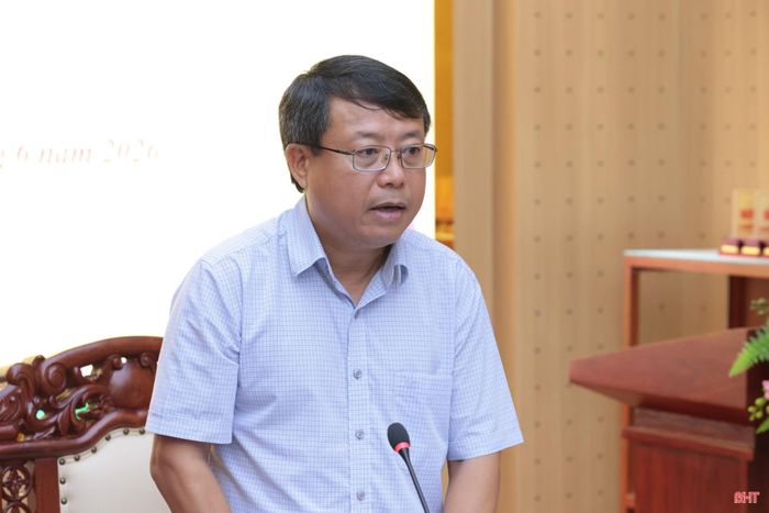 Đồng chí Dương Tất Thắng – Phó Chủ tịch Thường trực HĐND tỉnh phát biểu tại phiên họp.