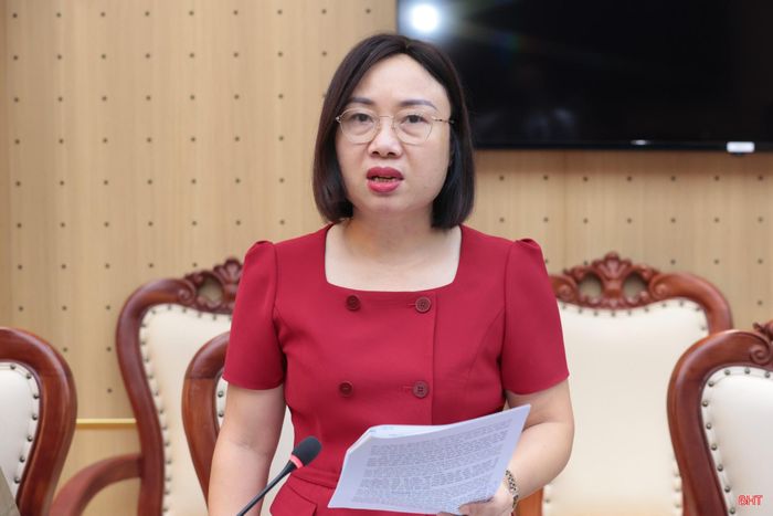 Đồng chí Nguyễn Thị Thúy Nga, Trưởng ban Kinh tế - Ngân sách HĐND tỉnh phát biểu tại phiên họp.