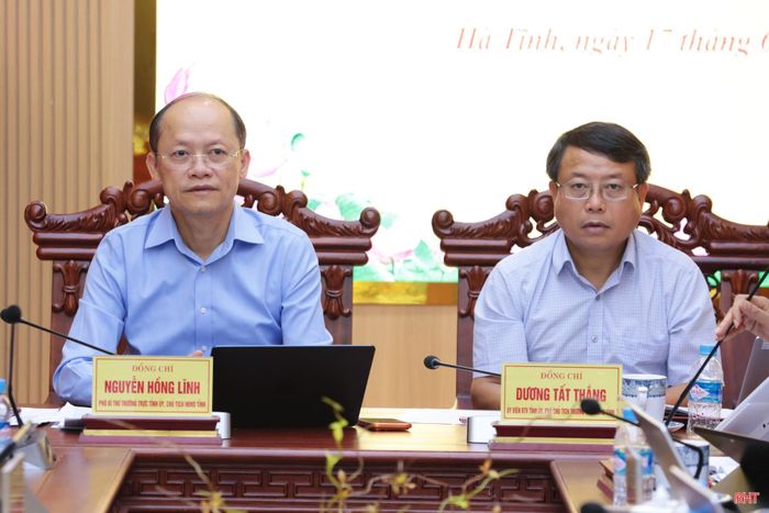 Các đồng chí: Nguyễn Hồng Lĩnh – Phó Bí thư Thường trực Tỉnh ủy, Chủ tịch HĐND tỉnh; Dương Tất Thắng – Phó Chủ tịch Thường trực HĐND tỉnh chủ trì phiên họp.