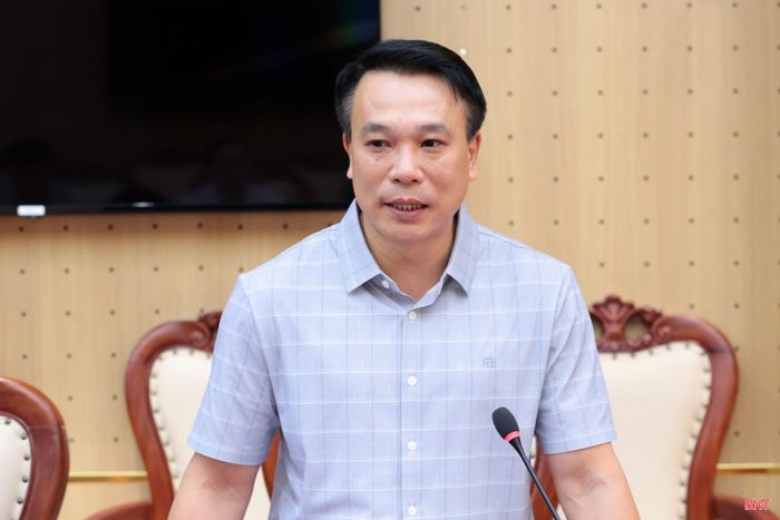 Đồng chí Nguyễn Huy Hùng - Chánh Văn phòng Đoàn ĐBQH và HĐND tỉnh báo cáo tại phiên họp.