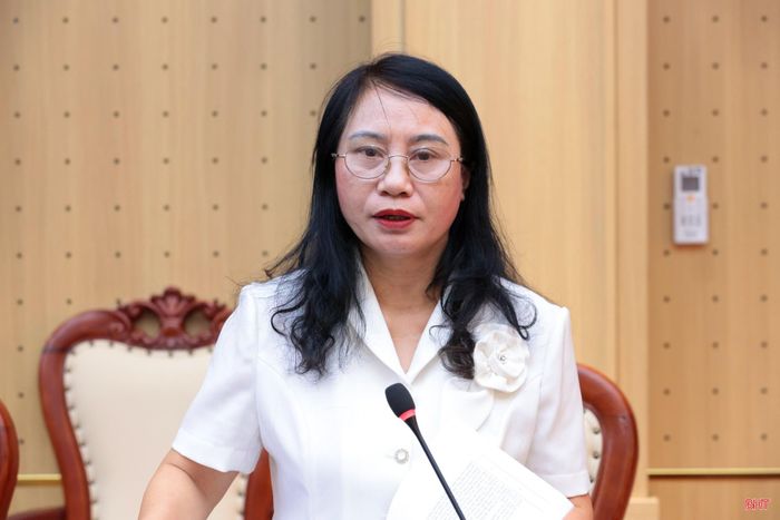 Đồng chí Nguyễn Thị Nhuần - Trưởng ban Pháp chế HĐND tỉnh phát biểu tại phiên họp.