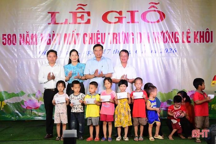 Dịp này, UBND xã Đức Quang tặng quà cho trẻ em gặp hoàn cảnh khó khăn trên địa bàn.