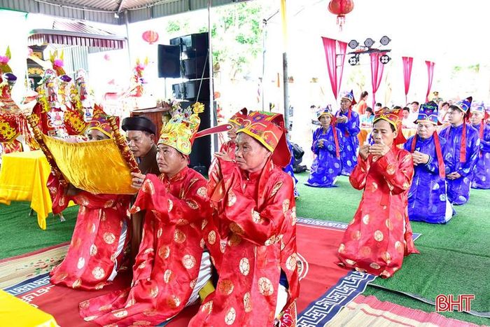 Các bậc cao niên thực hiện nghi thức tế lễ.