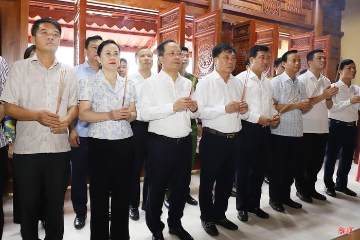 Đoàn công tác dâng hương tại Khu tưởng niệm các liệt sĩ Đại đội pháo binh 45 Hà Tĩnh.