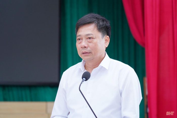 Đồng chí Phan Văn Thư - Bí thư Đảng ủy xã Cổ Đạm báo cáo kết quả công tác xây dựng Đảng, tình hình kinh tế - xã hội trên địa bàn xã.