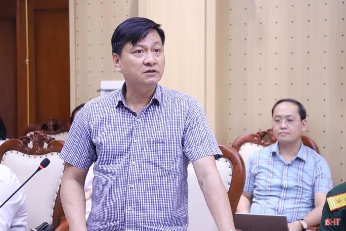  Phó Giám đốc Sở Khoa học và Công nghệ Bùi Phong An góp ý các dự thảo liên quan đến chính sách phát triển nguồn nhân lực trên địa bàn tỉnh trong thời gian tới. 