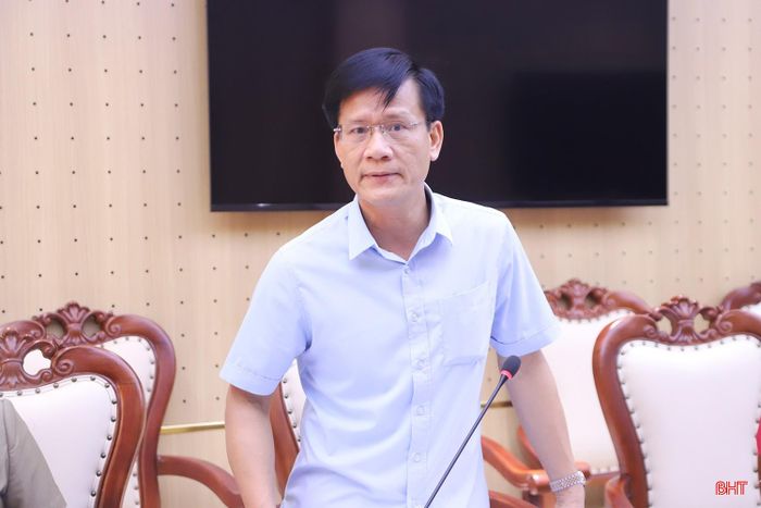 Giám đốc Sở Nội vụ Trịnh Văn Ngọc báo cáo, giải trình một số nội dung đại biểu quan tâm.