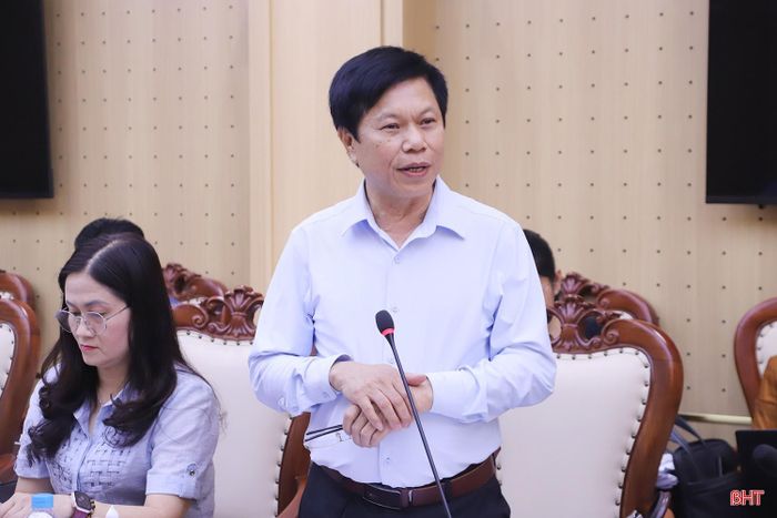 Phó Giám đốc Sở Nội vụ Cù Huy Cẩm trình bày các dự thảo nghị quyết liên quan đến phát triển nguồn nhân lực.