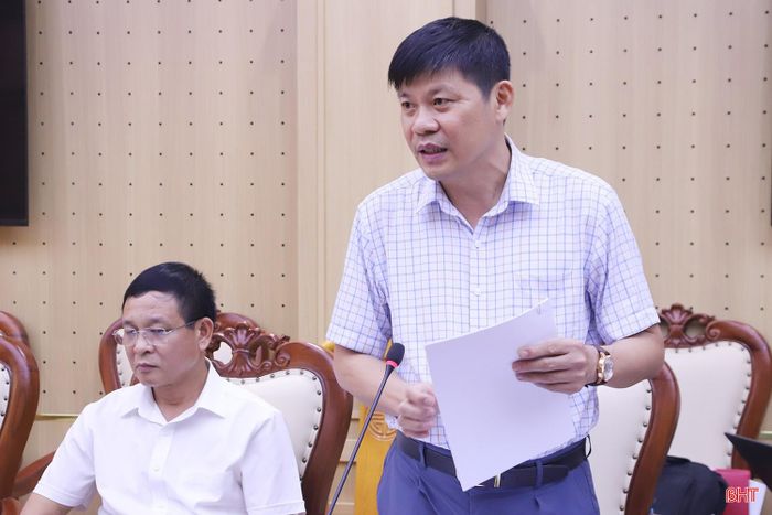  Bí thư Đảng ủy xã Kỳ Văn Nguyễn Ngọc Hoạch (thành viên Ban Pháp chế, HĐND tỉnh) góp ý dự thảo Nghị quyết Quy định mức phụ cấp và việc kiêm nhiệm chức danh người hoạt động không chuyên trách ở thôn, tổ dân phố; số lượng, chức danh, mức hỗ trợ và mức phụ cấp kiêm nhiệm đối với các chức danh tham gia hoạt động ở thôn, tổ dân phố trên địa bàn tỉnh Hà Tĩnh. 