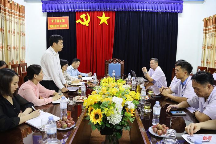 Đoàn có buổi làm việc với Trung tâm Y tế Cẩm Xuyên.