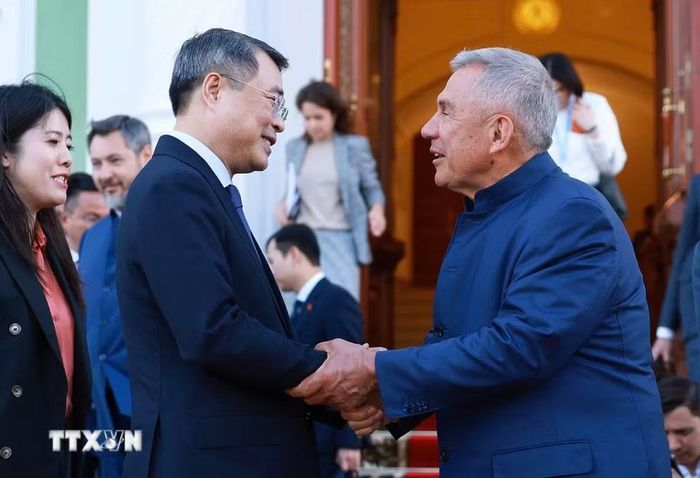 Thủ tướng Lê Minh Hưng gặp Người đứng đầu Cộng hòa Tatarstan Rustam Minnikhanov. (Ảnh: Dương Giang/TTXVN)
