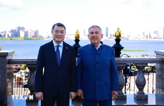 Thủ tướng Lê Minh Hưng gặp Người đứng đầu Cộng hòa Tatarstan Rustam Minnikhanov. (Ảnh: Dương Giang/TTXVN)