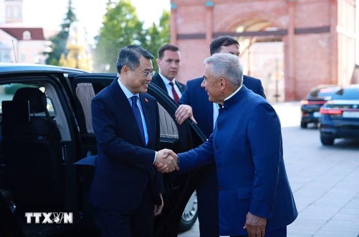 Thủ tướng Lê Minh Hưng gặp Người đứng đầu Cộng hòa Tatarstan Rustam Minnikhanov. (Ảnh: Dương Giang/TTXVN)