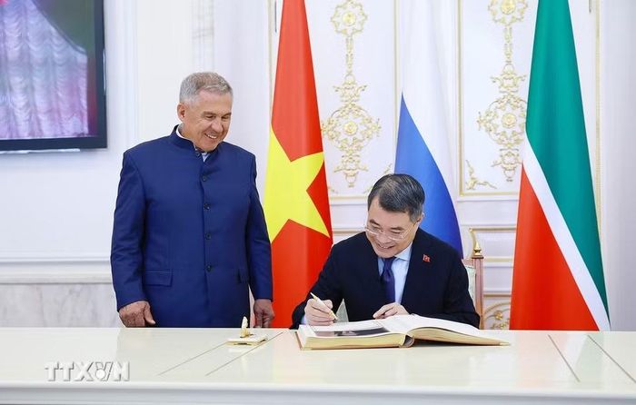 Thủ tướng Lê Minh Hưng ký lưu bút tại điện Kremlin Kazan. (Ảnh: Dương Giang/TTXVN)