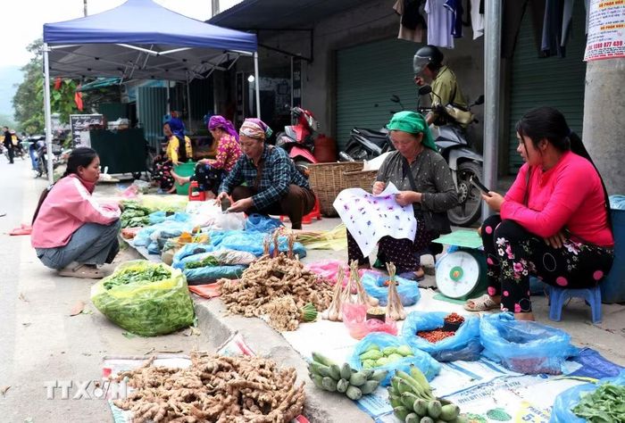 Bà con bày bán những sản vật tại phiên chợ vùng cao. (Ảnh minh họa: Đức Thọ/TTXVN)