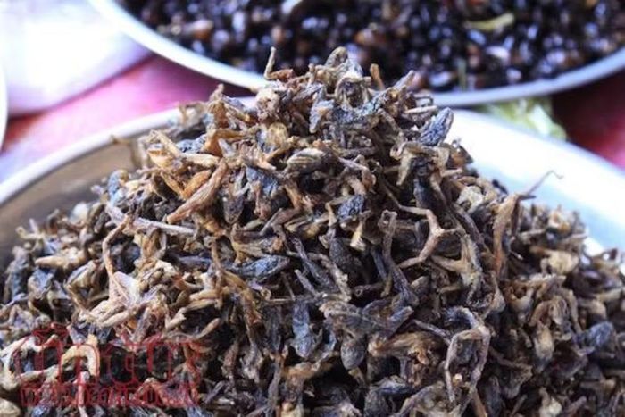 Món Nhái chiên được bày bán rất nhiều ở chợ. (Ảnh: TTXVN)