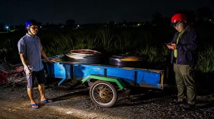 Lực lượng kiểm lâm Tây Ninh phát hiện ông N.V.V điều khiển xe mô tô hiệu Sirius kéo thùng lôi đang vận chuyển 127kg thằn lằn núi Bà Đen trái pháp luật. (Ảnh: TTXVN phát)