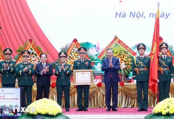 Tổng Bí thư, Chủ tịch nước Tô Lâm trao Huân chương Hồ Chí Minh tặng Hội Cựu chiến binh Việt Nam. (Ảnh: Thống Nhất/TTXVN)
