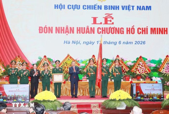 Tổng Bí thư, Chủ tịch nước Tô Lâm trao tặng Huân chương Hồ Chí Minh cho Hội Cựu chiến binh Việt Nam. (Ảnh: Trọng Đức/TTXVN)