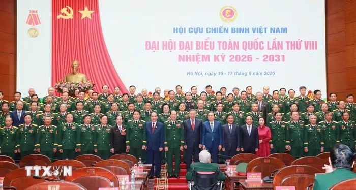 Tổng Bí thư, Chủ tịch nước Tô Lâm, Chủ tịch Quốc hội Trần Thanh Mẫn với Ban Chấp hành hội Cựu chiến binh Việt Nam nhiệm kỳ 2026-2031 ra mắt Đại hội. (Ảnh: Trọng Đức/ TTXVN) 