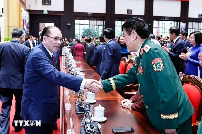 Nguyên Tổng Bí thư Nông Đức Mạnh với đại biểu dự Đại hội. (Ảnh: Doãn Tấn/TTXVN)