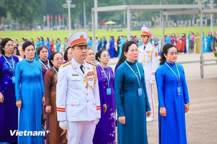 Đoàn đại biểu đã tới đặt vòng hoa tưởng nhớ công lao to lớn của Chủ tịch Hồ Chí Minh. (Ảnh: Hoài Nam/Vietnam+)