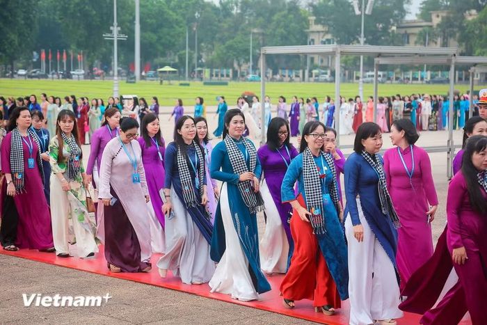 Các đại biểu tham dự Đại hội đại biểu Phụ nữ toàn quốc lần thứ XIV, nhiệm kỳ 2026- 2031 vào Lăng viếng Chủ tịch Hồ Chí Minh. (Ảnh: Hoài Nam/Vietnam+).