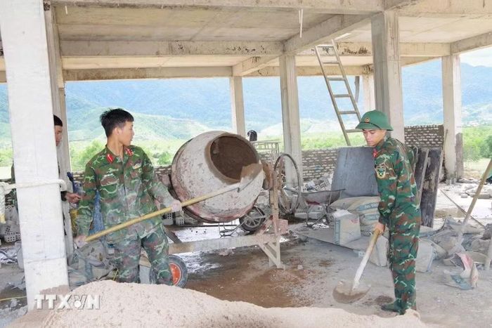 Chiến sỹ Bộ Chỉ huy Quân sự thành phố Huế tham gia xây dựng trường Phổ thông Dân tộc nội trú liên cấp Tiểu học và Trung học cơ sở xã A Lưới 4. (Ảnh: Mai Trang/TTXVN)