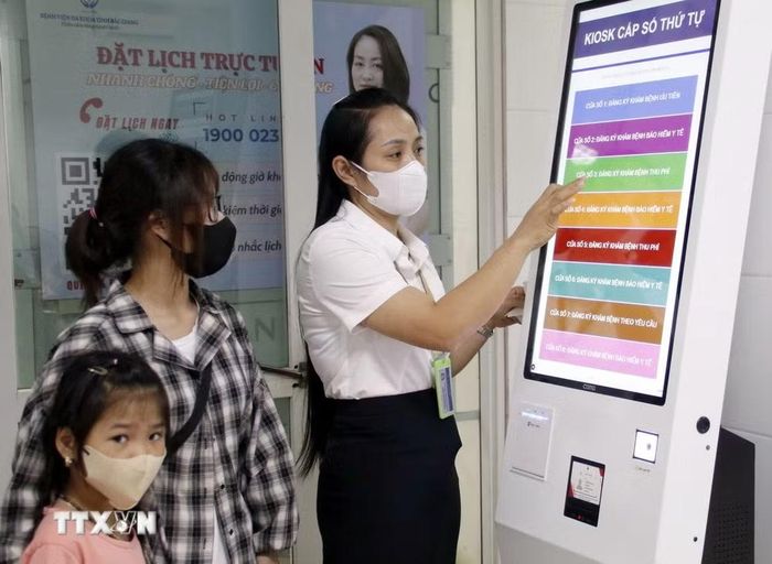 Người dân đăng ký khám bệnh qua hệ thống kiosk điện tử tại bệnh viện, rút ngắn thời gian chờ đợi. (Ảnh: Đồng Thúy/TTXVN)
