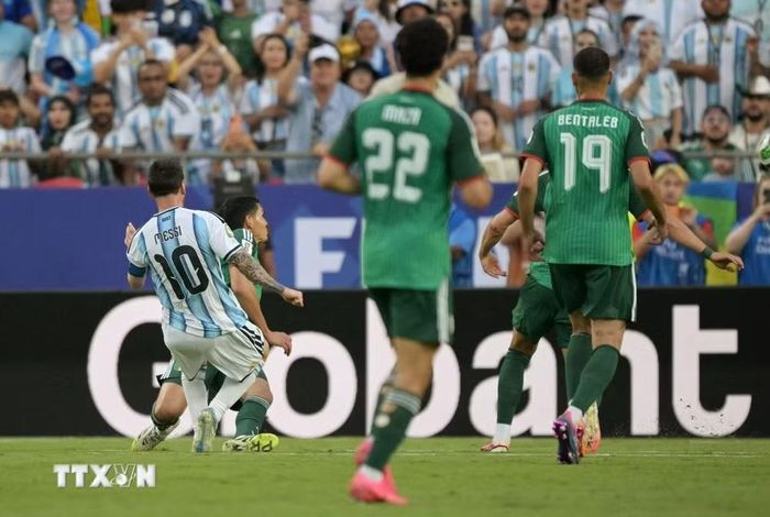 Tiền đạo Lionel Messi (số 10) ghi bàn thắng mở tỷ số cho đội tuyển Argentina ở phút 17. (Ảnh: AFP/TTXVN)