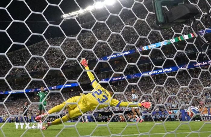 Lionel Messi ghi bàn thắng ấn định tỷ số 3-0 cho đội tuyển Argentina. (Ảnh: AFP/TTXVN)