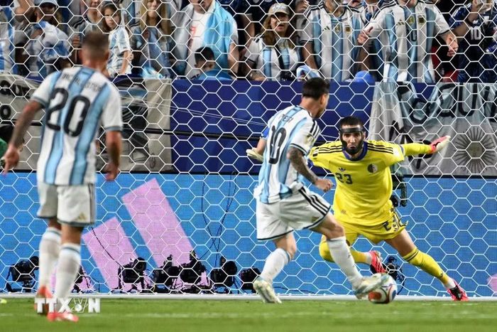 Messi nhân đôi cách biệt cho Argentina. (Ảnh: AFP/TTXVN)