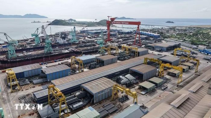 Nhà máy sửa chữa, đóng mới các loại tàu biển và gia công các kết cấu thép của Công ty TNHH Đóng tàu HD Hyundai Việt Nam đang hoạt động tại Khu kinh tế Vân Phong, tỉnh Khánh Hòa. (Ảnh: Nguyễn Thành/TTXVN)