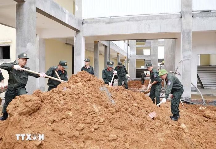 Lực lượng cán bộ chiến sỹ công an tỉnh Lai Châu tham gia chiến dịch cao điểm 100 ngày đêm hỗ trợ xây dựng các Trường PTNT Tiểu học và THCS tại xã Pa Tần. (Ảnh: Quý Trung/TTXVN)