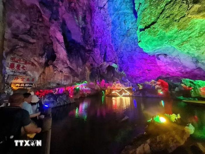 Khách tham quan Động Thất Tinh trong công viên đất ngập nước quốc gia Tinh Hồ (Trung Quốc). (Ảnh: Quang Hưng/TTXVN)