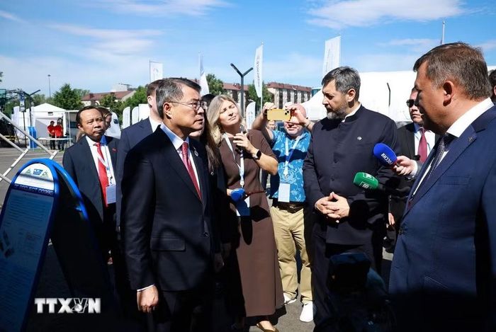 Thủ tướng Lê Minh Hưng tham quan Triển lãm tiềm năng kinh tế-xã hội Tatarstan. (Ảnh: Dương Giang/TTXVN)